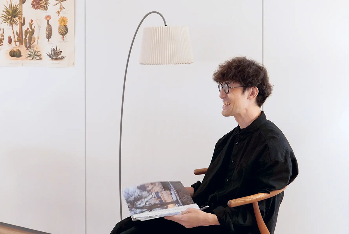 レ・クリントのフロアランプ「スノードロップ」新色を