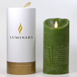 【クリックでお店のこの商品のページへ】LEDキャンドル「LUMINARA(ルミナラ・ピラーキャンドル)Mサイズ」グリーン(アロマ：フォレスト)[996LM201GR]