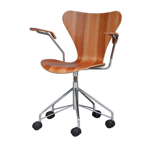 【廃番】Fritz Hansen「Series 7（セブンチェア）」アームチェア　キャスター付き回転ベース チェリー[7973217CN]