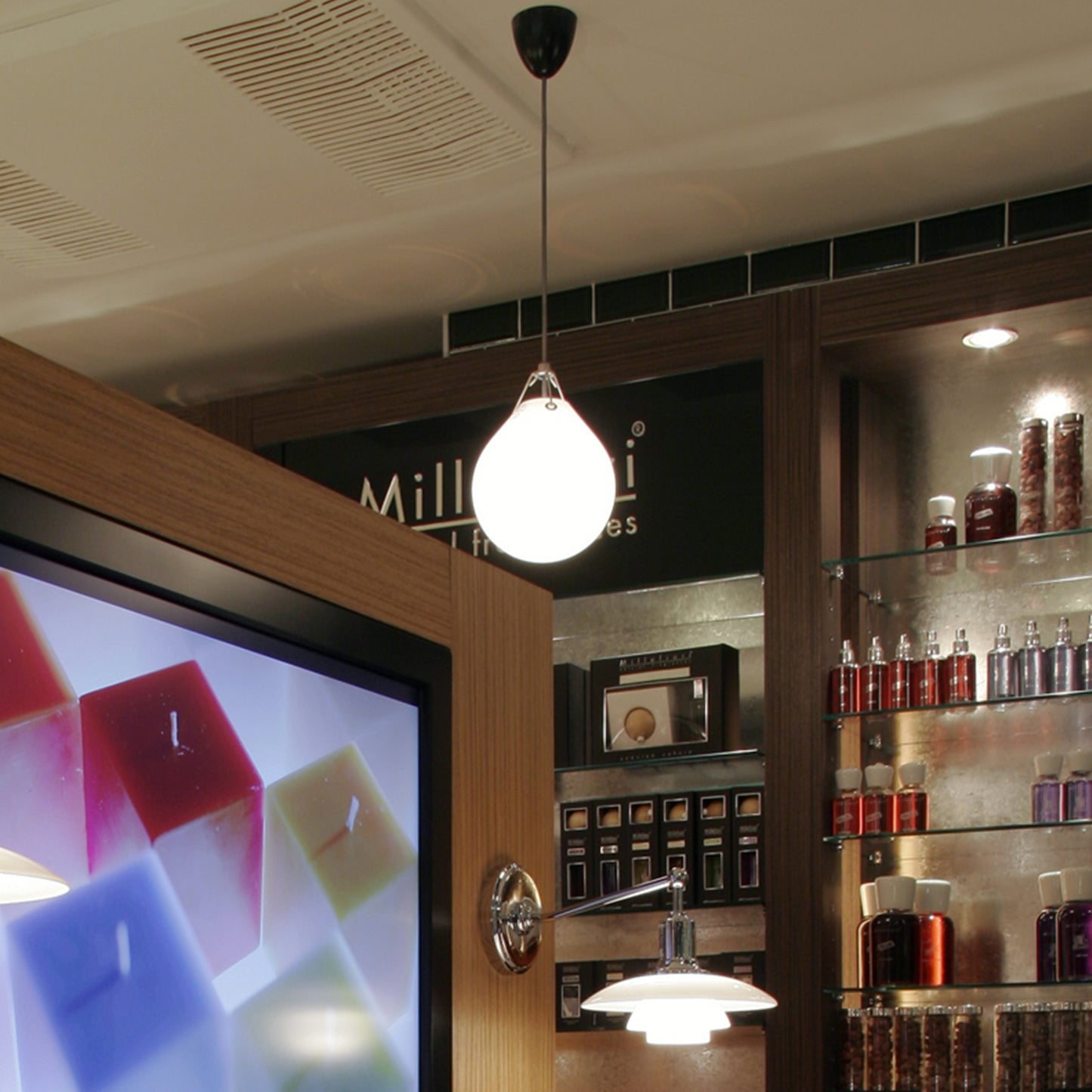 Louis Poulsen（ルイスポールセン）MOSER ホワイト Φ185mm